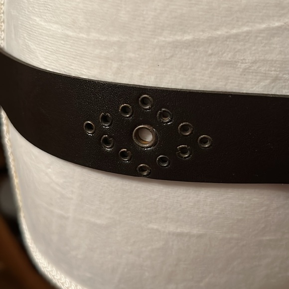 Vintage brown made in Mexico Belt With 2 metal riveted side designs near buckle - Picture 2 of 7